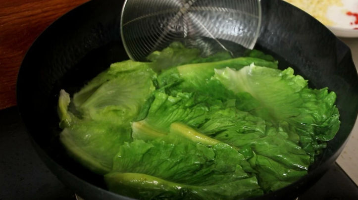 Xào rau cứ cho ra khỏi chảo là thâm đen, đầu bếp mách ngâm với thứ này trước khi nấu rau xanh như ngọc - 2
