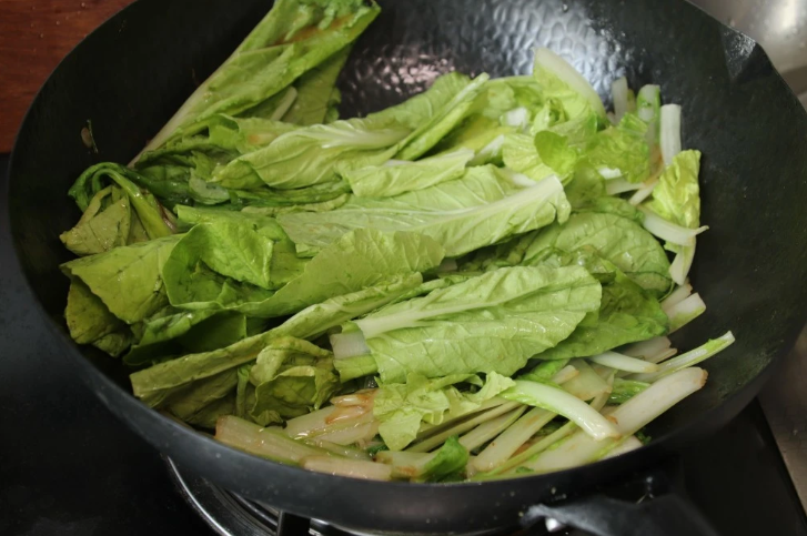 Xào rau cứ cho ra khỏi chảo là thâm đen, đầu bếp mách ngâm với thứ này trước khi nấu rau xanh như ngọc - 3