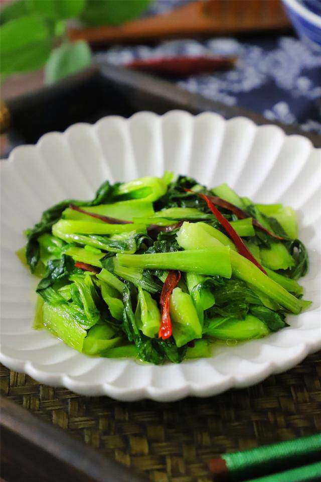 Xào rau cứ cho ra khỏi chảo là thâm đen, đầu bếp mách ngâm với thứ này trước khi nấu rau xanh như ngọc - 4