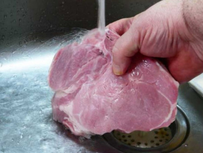 Gia đình - Thịt lợn rửa nước lã “bẩn càng thêm bẩn”, đem ngâm trong thứ này thịt vừa mềm ngon lại khử hết tanh hôi