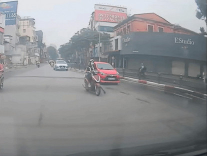 Giao thông - Clip: &quot;Ninja Lead&quot; trượt ngã ngay đầu ô tô