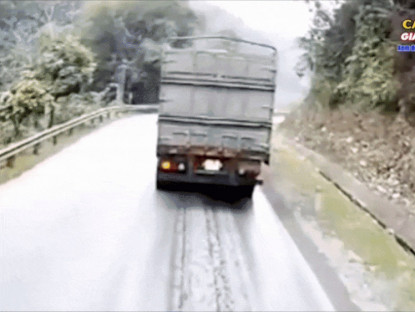 Giao thông - Clip: Tài xế xe tải tốt bụng cảnh báo nguy hiểm cho xe phía sau