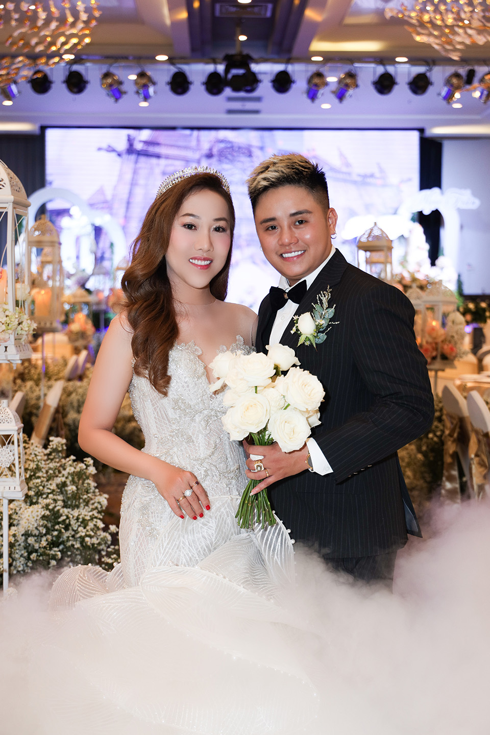 300 khách mời dự đám cưới của cặp đôi chuyển giới có giấy chứng nhận kết hôn - 1