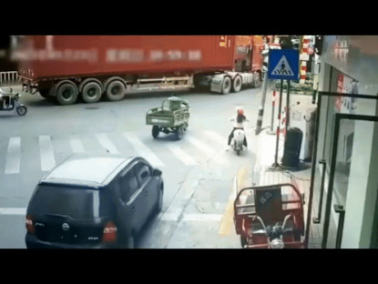 Giao thông - Clip: Kinh hoàng container lật đè trúng xe ba gác