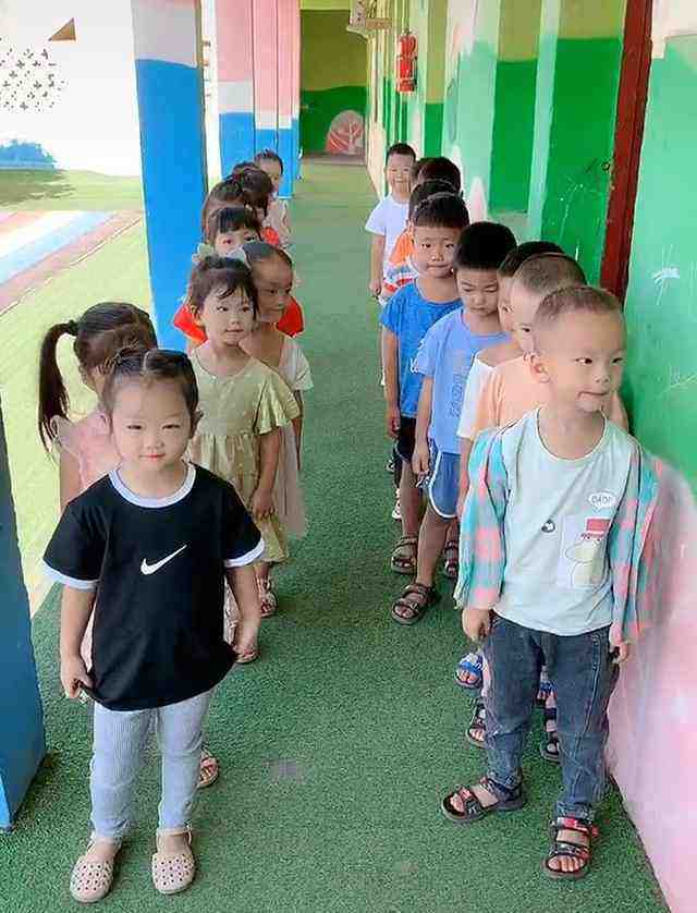 Cô giáo mầm non tổ chức chơi ghép cặp bạn nam - bạn nữ, một bé trai có hành động &#34;rất đàn ông&#34; - 1