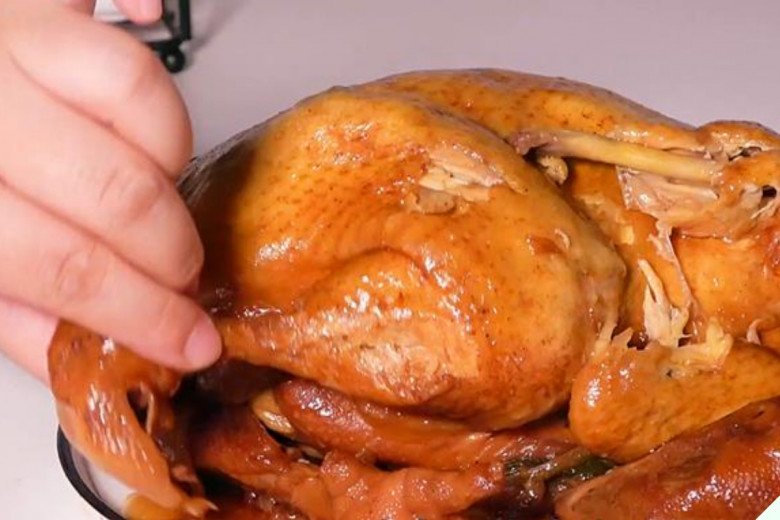 Bỏ cả con gà vào nồi cơm điện, chẳng cần thêm nước hay dầu ăn 30 phút sau có món ngon, đỉnh hơn cả gà nướng - 11