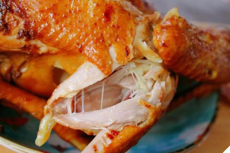 Bỏ cả con gà vào nồi cơm điện, chẳng cần thêm nước hay dầu ăn 30 phút sau có món ngon, đỉnh hơn cả gà nướng - 13