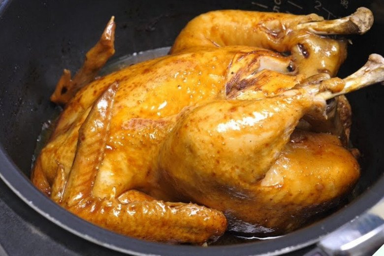 Bỏ cả con gà vào nồi cơm điện, chẳng cần thêm nước hay dầu ăn 30 phút sau có món ngon, đỉnh hơn cả gà nướng - 2