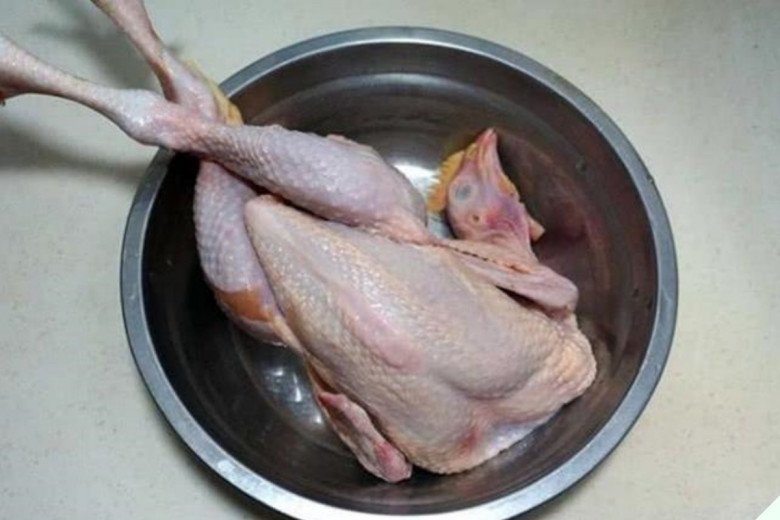 Bỏ cả con gà vào nồi cơm điện, chẳng cần thêm nước hay dầu ăn 30 phút sau có món ngon, đỉnh hơn cả gà nướng - 3
