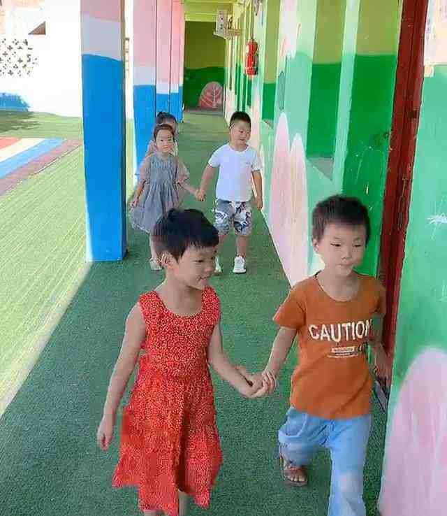 Cô giáo mầm non tổ chức chơi ghép cặp bạn nam - bạn nữ, một bé trai có hành động &#34;rất đàn ông&#34; - 2