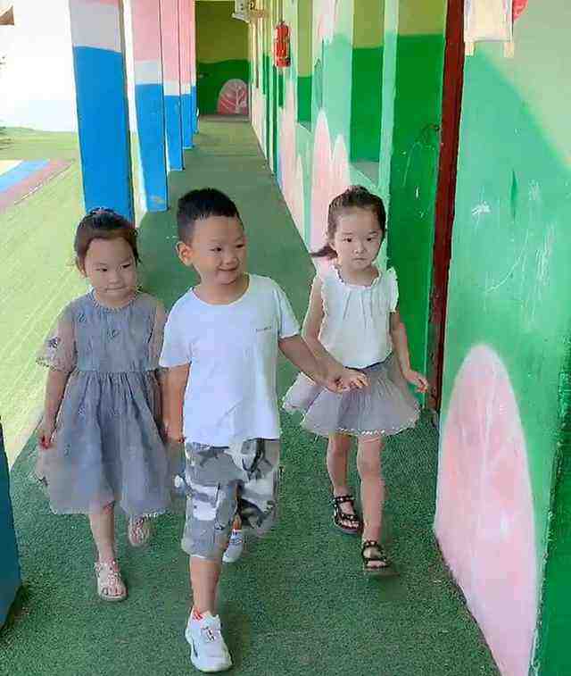 Cô giáo mầm non tổ chức chơi ghép cặp bạn nam - bạn nữ, một bé trai có hành động &#34;rất đàn ông&#34; - 3