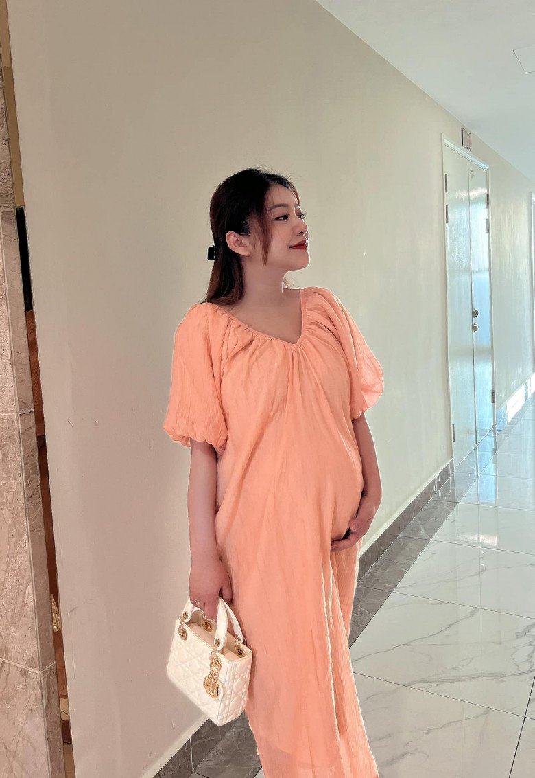 Nữ ca sĩ từng nói không muốn sinh con giờ sắp lâm bồn, cuối thai kỳ bác sĩ khuyên nên đi bộ nhiều - 2