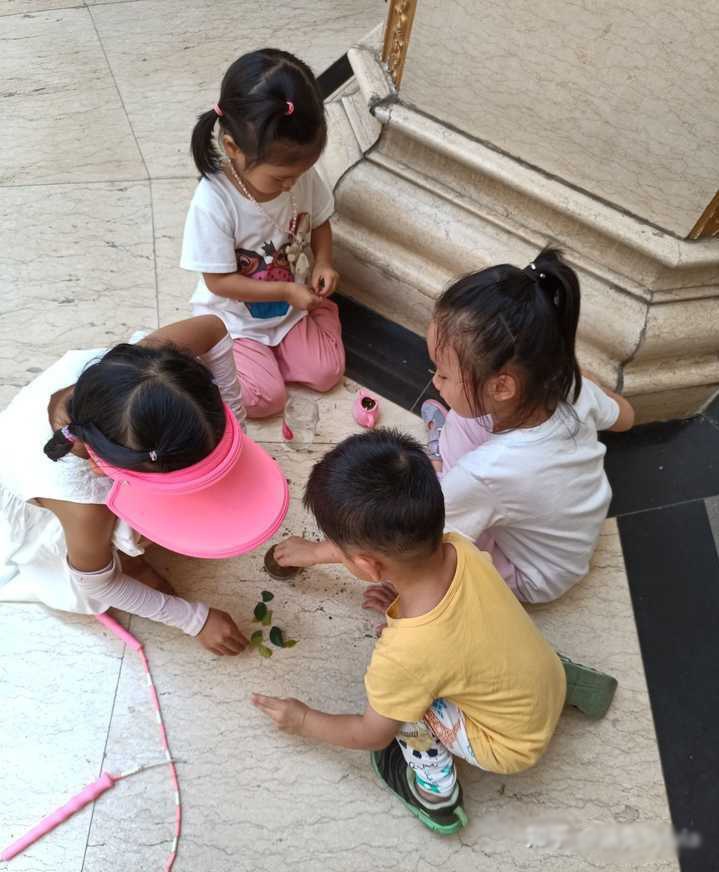 Cô giáo mầm non tổ chức chơi ghép cặp bạn nam - bạn nữ, một bé trai có hành động &#34;rất đàn ông&#34; - 4