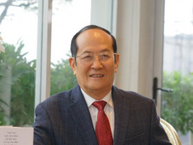 Tiếp tục học tập, nghiên cứu, nhận bằng Tiến sĩ ở tuổi 75