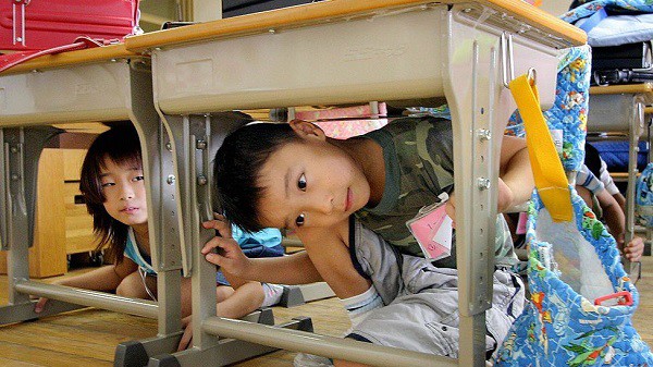 Trẻ em Nhật luôn biết bảo vệ bản thân trong động đất nhờ "Bài học 8 giây" đáng ngưỡng mộ - 7