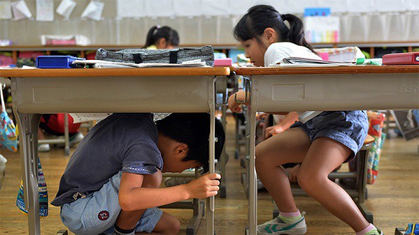 Trẻ em Nhật luôn biết bảo vệ bản thân trong động đất nhờ "Bài học 8 giây" đáng ngưỡng mộ - 8