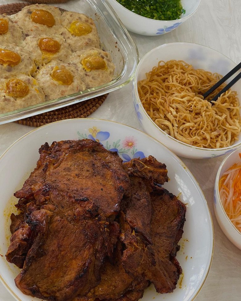 Cô dâu mới Diễm My 9x trổ tài làm cơm tấm, phản ứng của chồng thiếu gia và MC Trấn Thành gây chú ý - 8