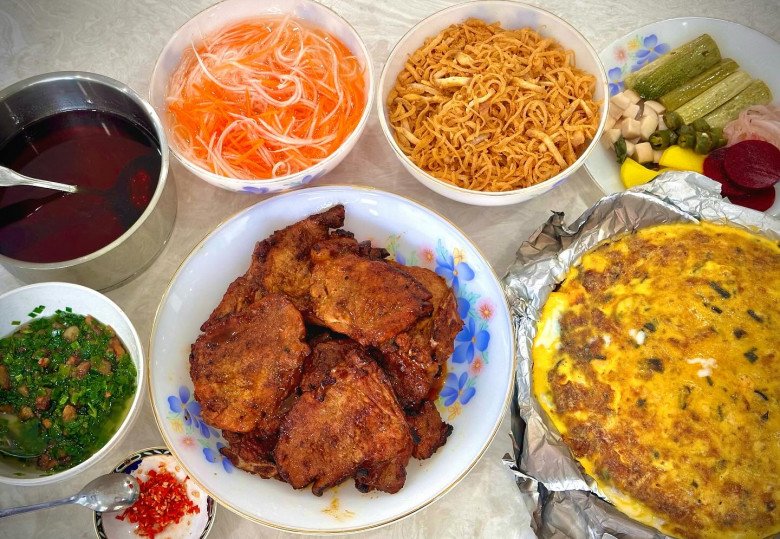 Cô dâu mới Diễm My 9x trổ tài làm cơm tấm, phản ứng của chồng thiếu gia và MC Trấn Thành gây chú ý - 2