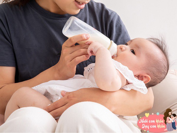Trẻ uống sữa mẹ là tốt nhưng hãy bổ sung sữa bột kịp thời nếu xảy ra 3 tình huống - 6