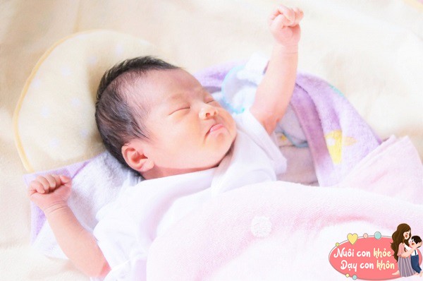 Trẻ uống sữa mẹ là tốt nhưng hãy bổ sung sữa bột kịp thời nếu xảy ra 3 tình huống - 9