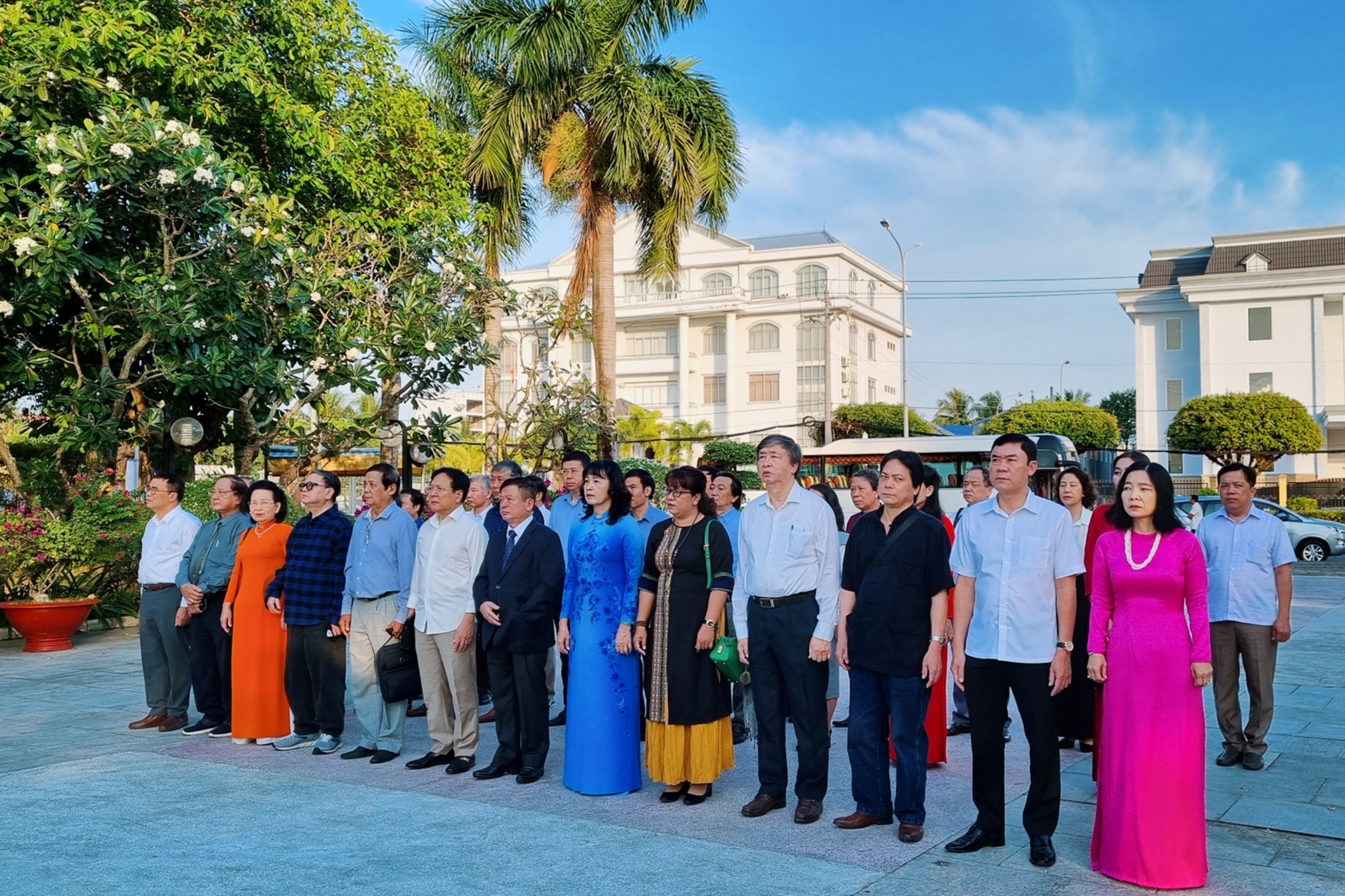 (Ảnh) Đoàn đại biểu Liên hiệp các Hội Văn học nghệ thuật Việt Nam viếng Đài tưởng niệm anh hùng liệt sĩ Bạc Liêu - 1