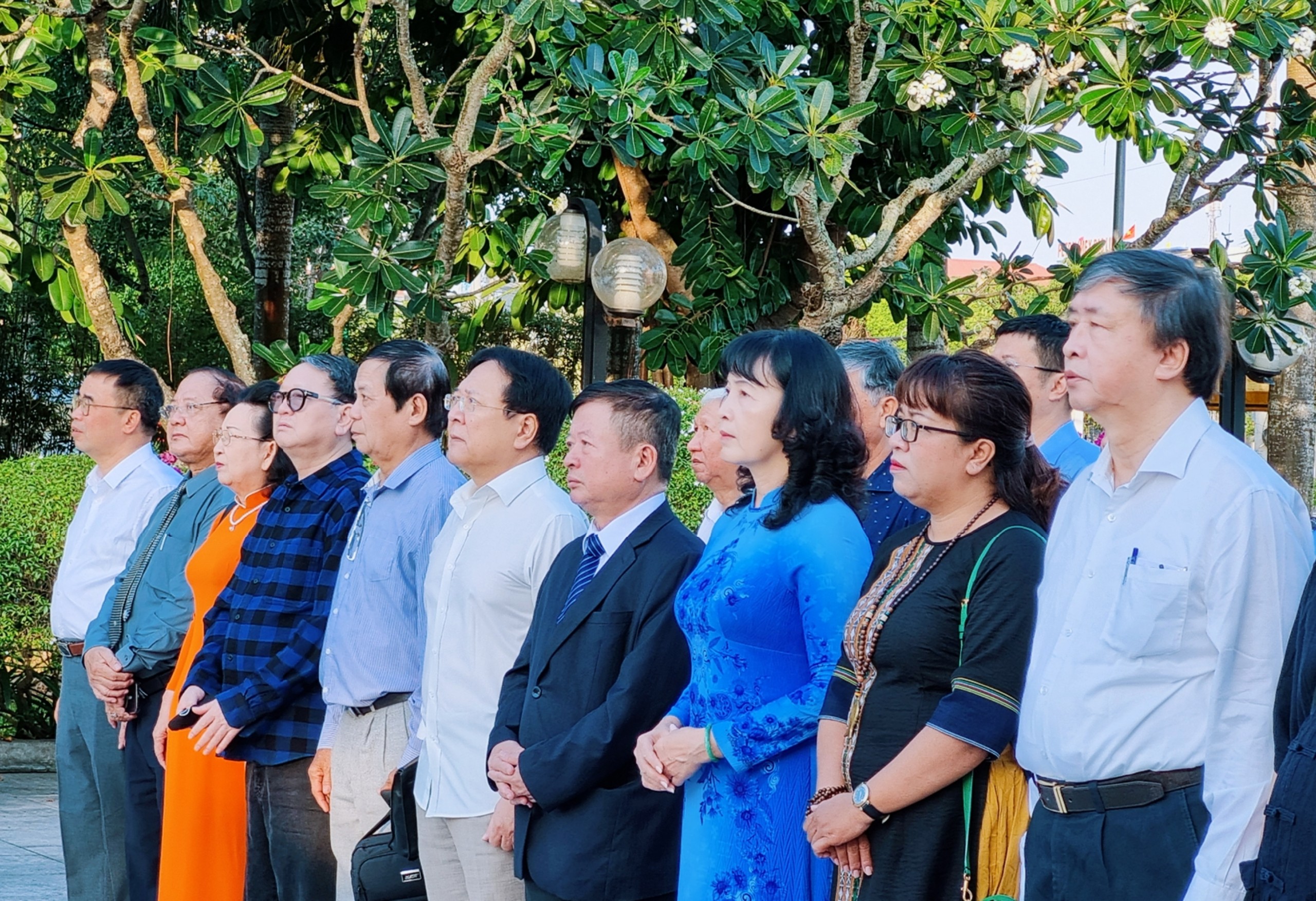 (Ảnh) Đoàn đại biểu Liên hiệp các Hội Văn học nghệ thuật Việt Nam viếng Đài tưởng niệm anh hùng liệt sĩ Bạc Liêu - 2