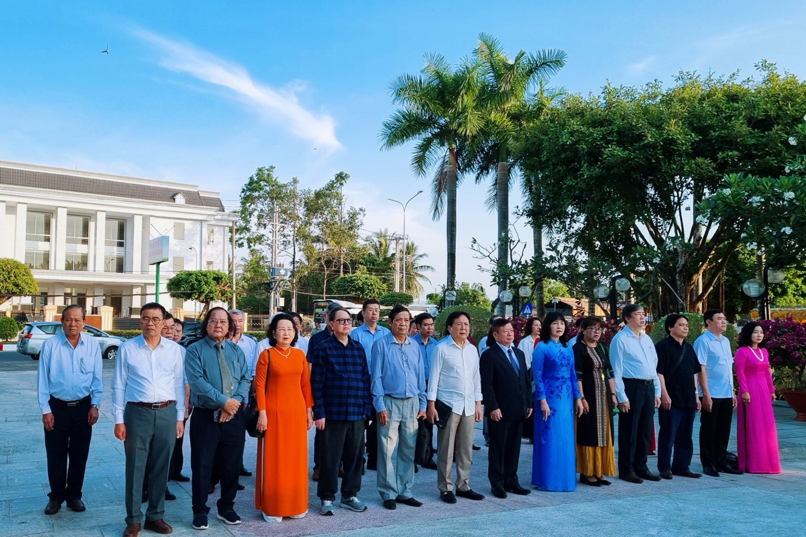 (Ảnh) Đoàn đại biểu Liên hiệp các Hội Văn học nghệ thuật Việt Nam viếng Đài tưởng niệm anh hùng liệt sĩ Bạc Liêu - 3