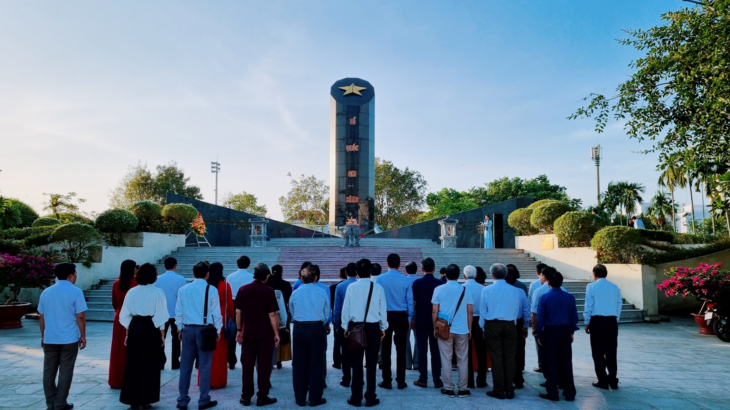 (Ảnh) Đoàn đại biểu Liên hiệp các Hội Văn học nghệ thuật Việt Nam viếng Đài tưởng niệm anh hùng liệt sĩ Bạc Liêu - 8