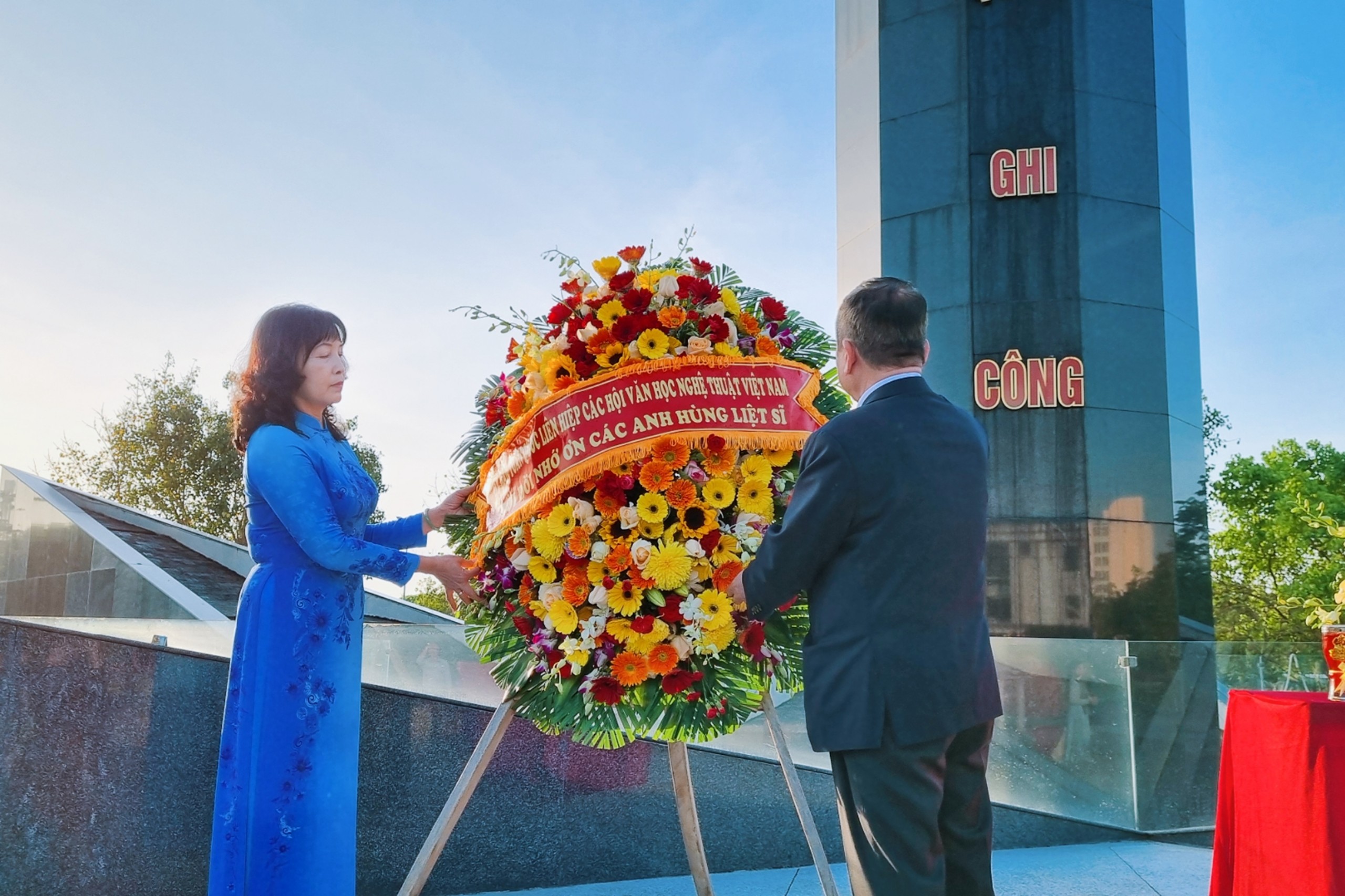 (Ảnh) Đoàn đại biểu Liên hiệp các Hội Văn học nghệ thuật Việt Nam viếng Đài tưởng niệm anh hùng liệt sĩ Bạc Liêu - 4