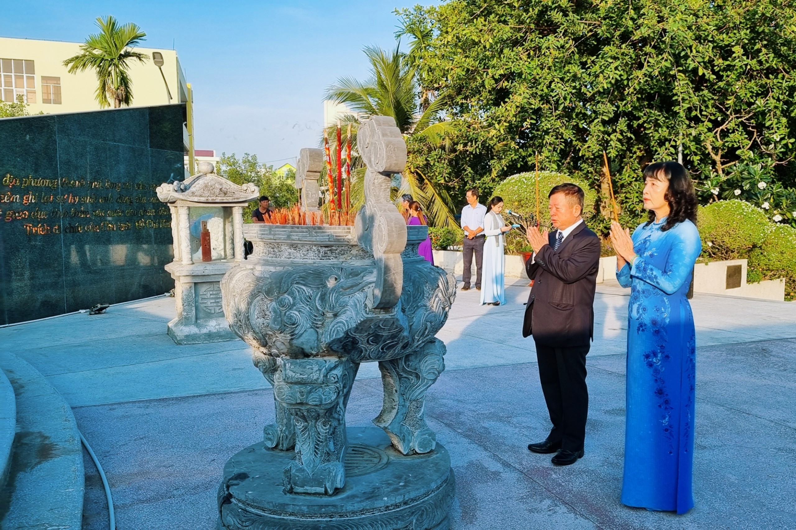 (Ảnh) Đoàn đại biểu Liên hiệp các Hội Văn học nghệ thuật Việt Nam viếng Đài tưởng niệm anh hùng liệt sĩ Bạc Liêu - 5