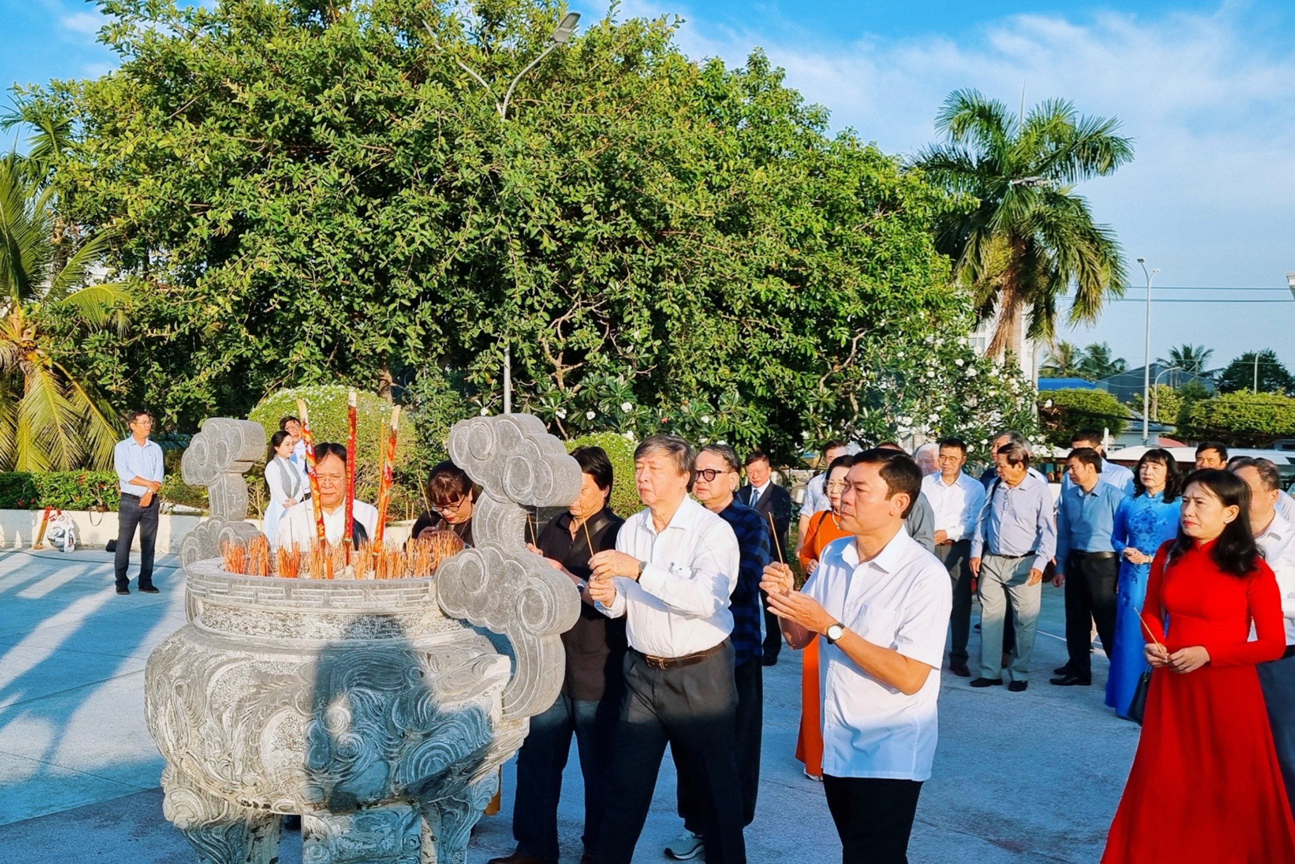 (Ảnh) Đoàn đại biểu Liên hiệp các Hội Văn học nghệ thuật Việt Nam viếng Đài tưởng niệm anh hùng liệt sĩ Bạc Liêu - 6