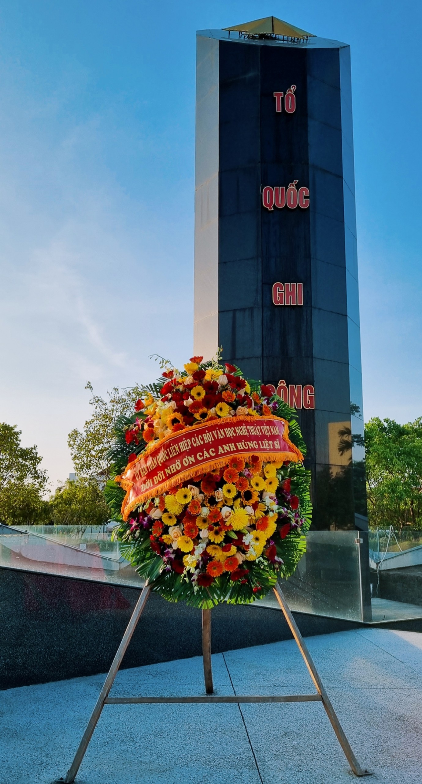 (Ảnh) Đoàn đại biểu Liên hiệp các Hội Văn học nghệ thuật Việt Nam viếng Đài tưởng niệm anh hùng liệt sĩ Bạc Liêu - 7
