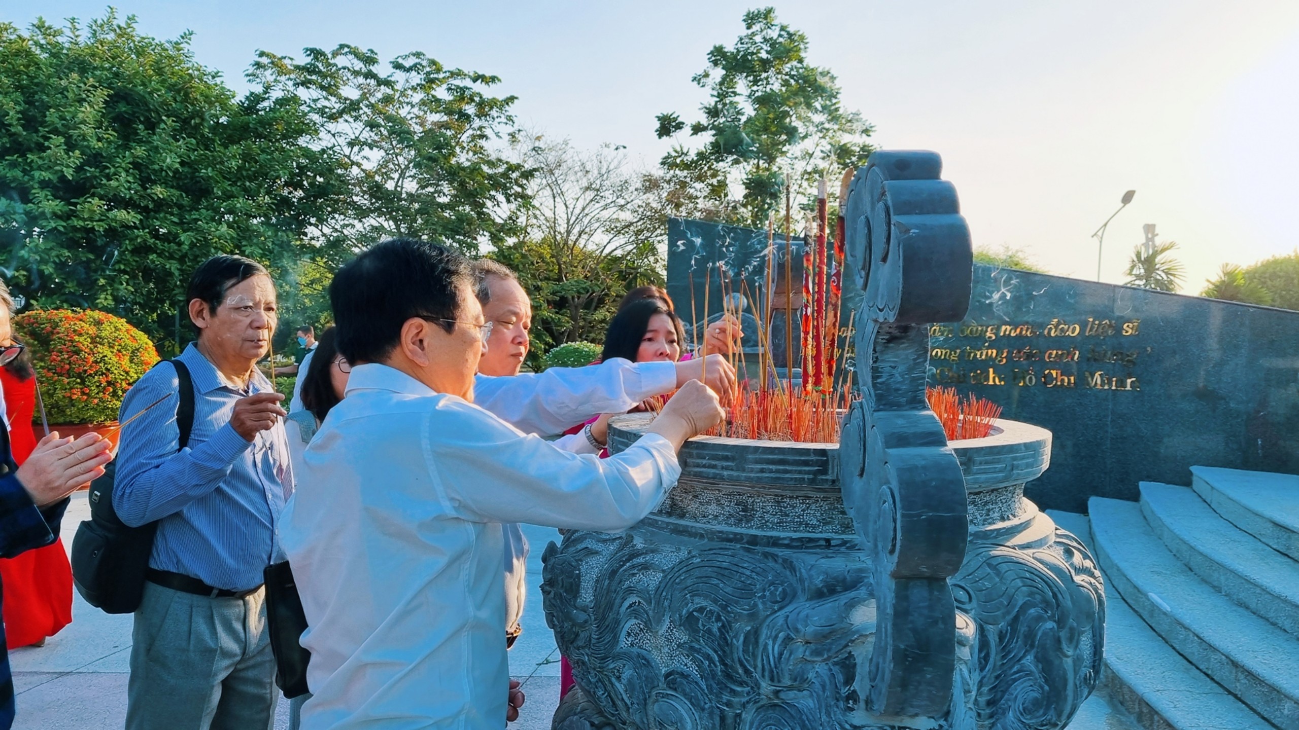 (Ảnh) Đoàn đại biểu Liên hiệp các Hội Văn học nghệ thuật Việt Nam viếng Đài tưởng niệm anh hùng liệt sĩ Bạc Liêu - 9