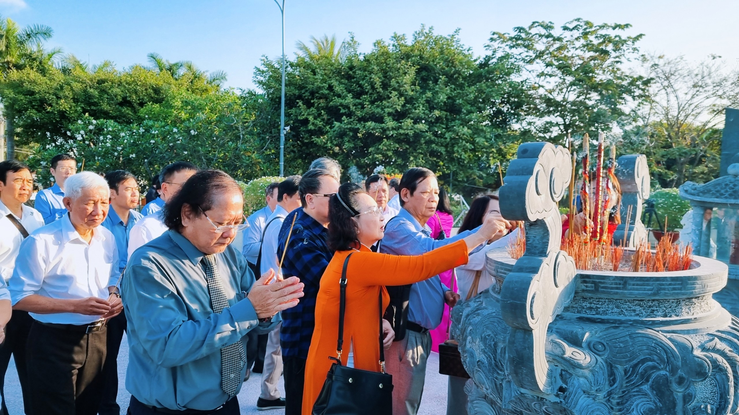 (Ảnh) Đoàn đại biểu Liên hiệp các Hội Văn học nghệ thuật Việt Nam viếng Đài tưởng niệm anh hùng liệt sĩ Bạc Liêu - 10