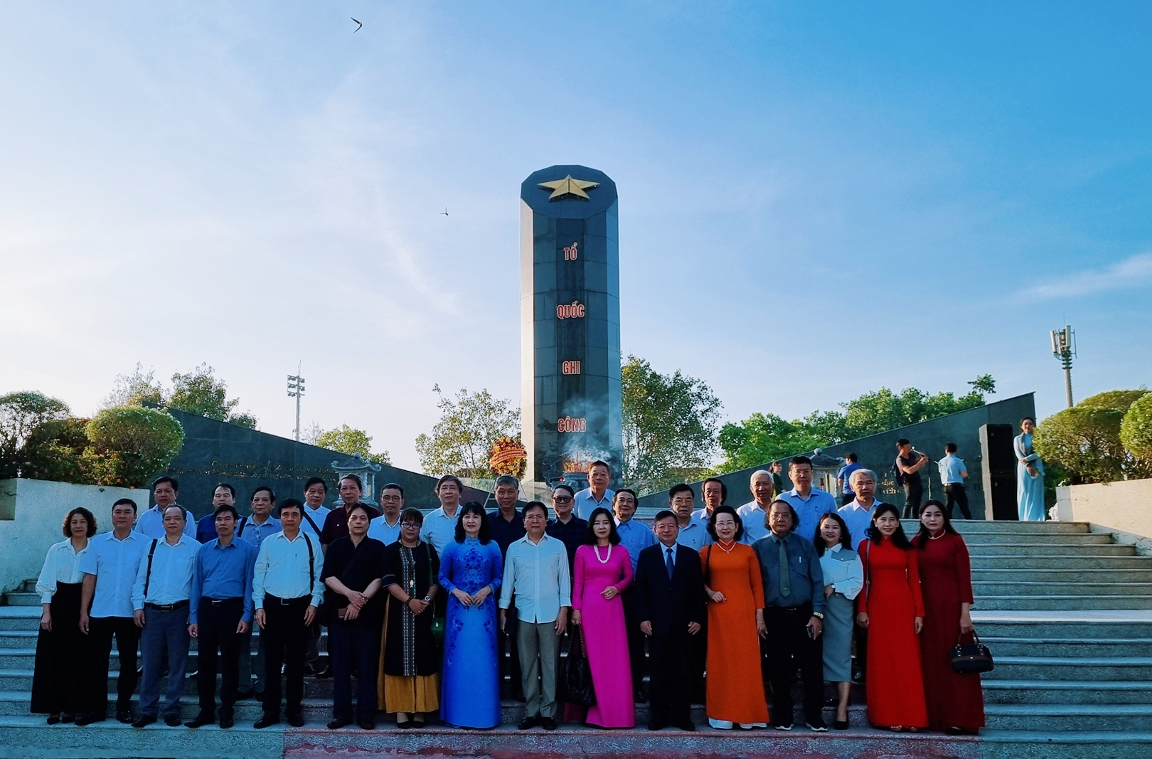 (Ảnh) Đoàn đại biểu Liên hiệp các Hội Văn học nghệ thuật Việt Nam viếng Đài tưởng niệm anh hùng liệt sĩ Bạc Liêu - 12