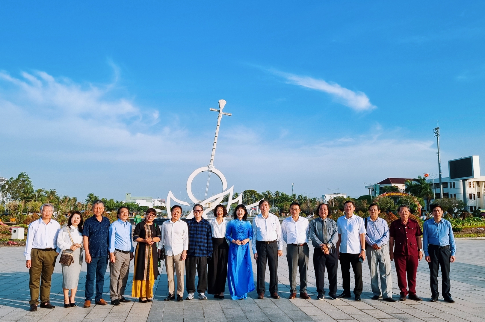 (Ảnh) Đoàn đại biểu Liên hiệp các Hội Văn học nghệ thuật Việt Nam viếng Đài tưởng niệm anh hùng liệt sĩ Bạc Liêu - 13
