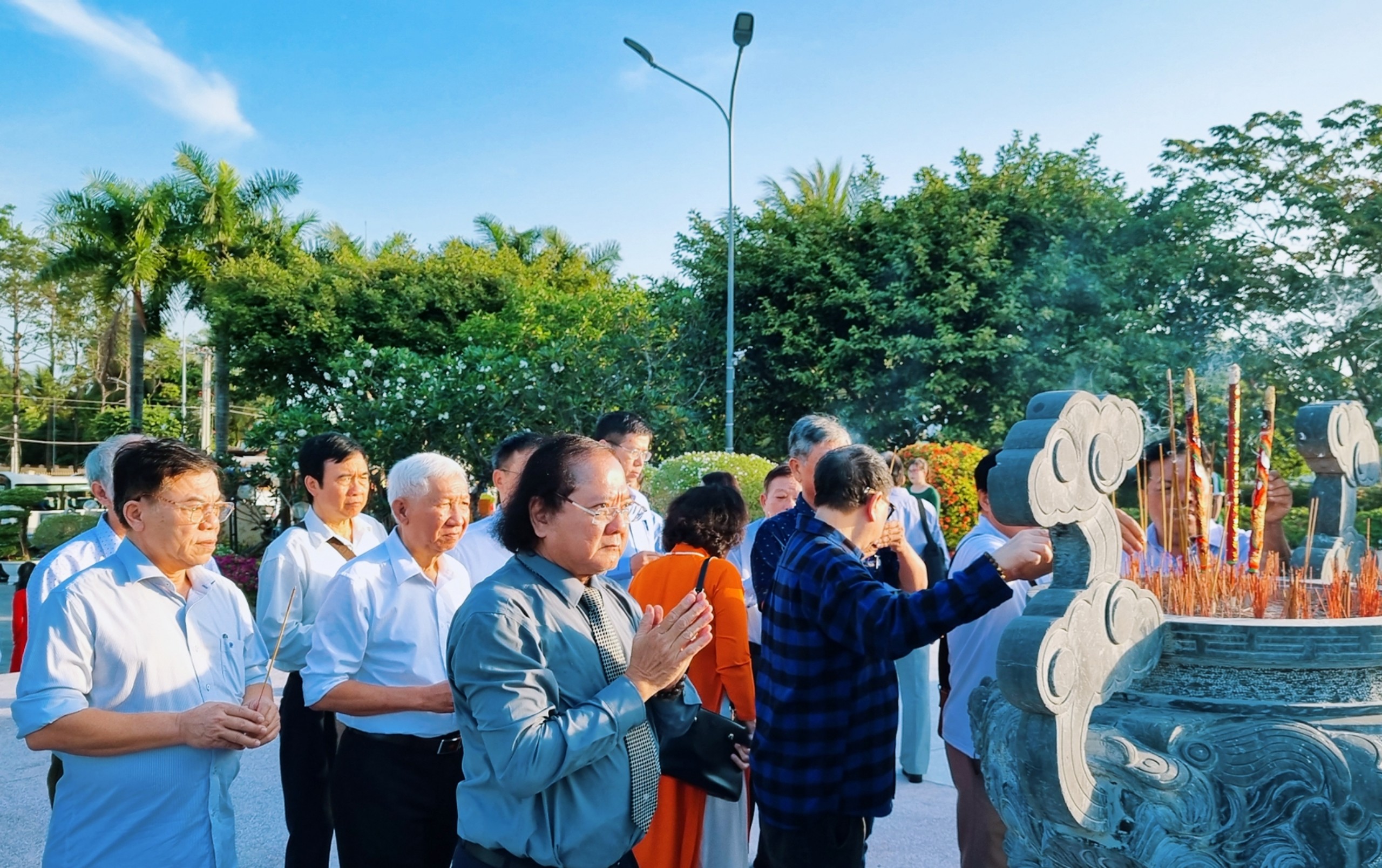 (Ảnh) Đoàn đại biểu Liên hiệp các Hội Văn học nghệ thuật Việt Nam viếng Đài tưởng niệm anh hùng liệt sĩ Bạc Liêu - 11
