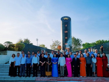 Tin liên hiệp VHNT - (Ảnh) Đoàn đại biểu Liên hiệp các Hội Văn học nghệ thuật Việt Nam viếng Đài tưởng niệm anh hùng liệt sĩ Bạc Liêu