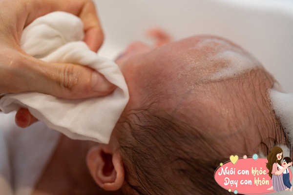 5 bộ phận cơ thể trẻ sơ sinh "càng bẩn càng khỏe", làm sạch quá mức lại gây hại - 8