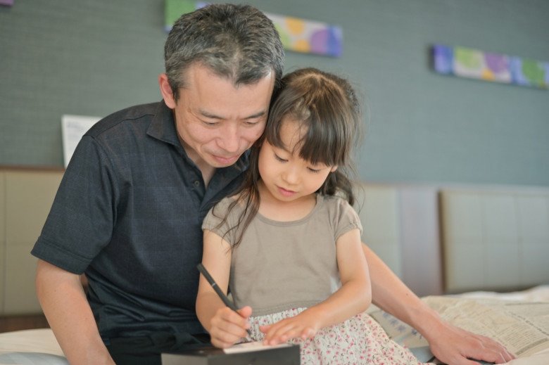 Có đúng khi nói bố nuôi dạy con gái tốt hơn mẹ? Chuyên gia Việt có câu trả lời thấm thía - 1