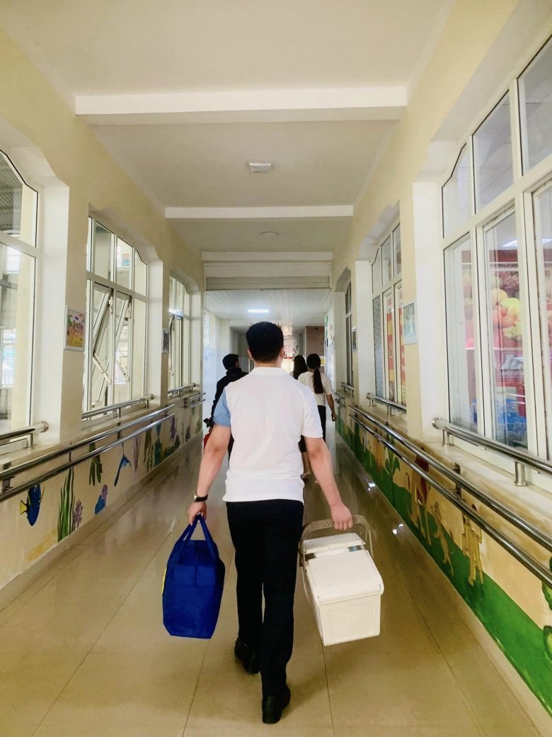 Chồng nhà người ta cơm nước tận giường chăm vợ tụ dịch màng nuôi, sáng dậy sớm nấu cơm cho vợ bầu mang đi làm - 9