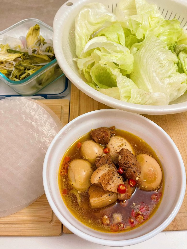 Sau đám cưới lần 3, HH Diễm Hương đăng bữa cơm đơn sơ ở xứ người, đáp ngay khi bị nói ăn giống Trang Trần - 7