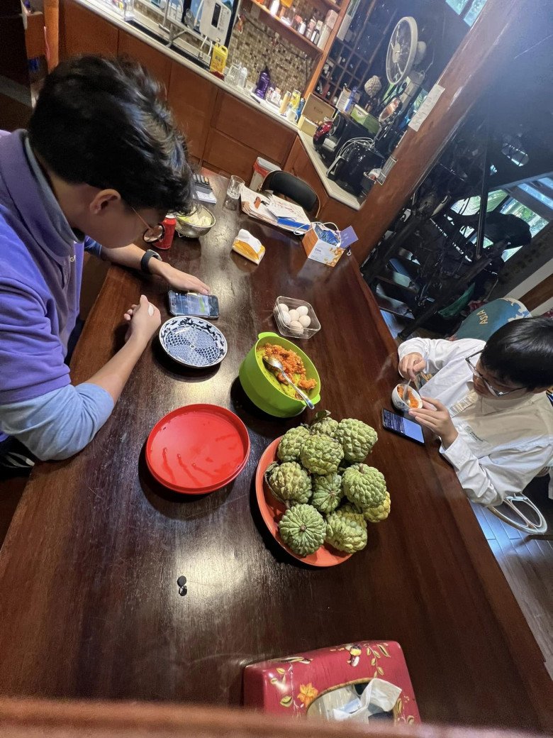 Mẹ ruột Xuân Bắc cùng con dâu quây quần gói bánh chưng ở quê, vợ chăm chia sẻ món ngon chuẩn vị Tết - 19