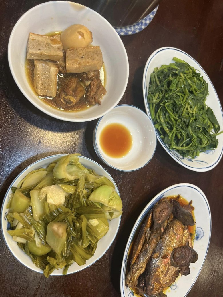 Mẹ ruột Xuân Bắc cùng con dâu quây quần gói bánh chưng ở quê, vợ chăm chia sẻ món ngon chuẩn vị Tết - 13