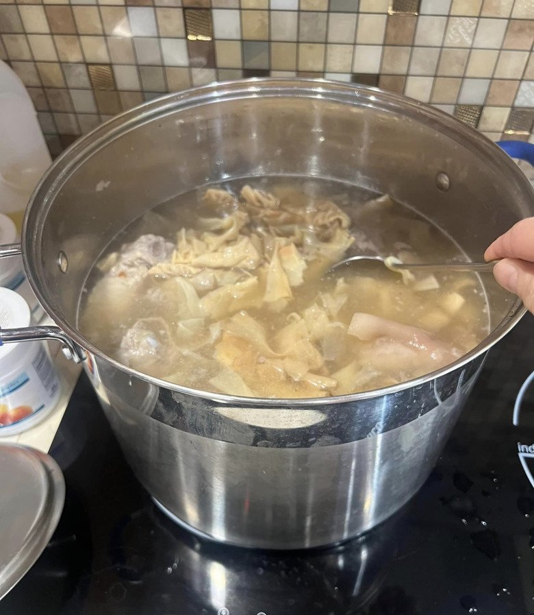 Mẹ ruột Xuân Bắc cùng con dâu quây quần gói bánh chưng ở quê, vợ chăm chia sẻ món ngon chuẩn vị Tết - 15