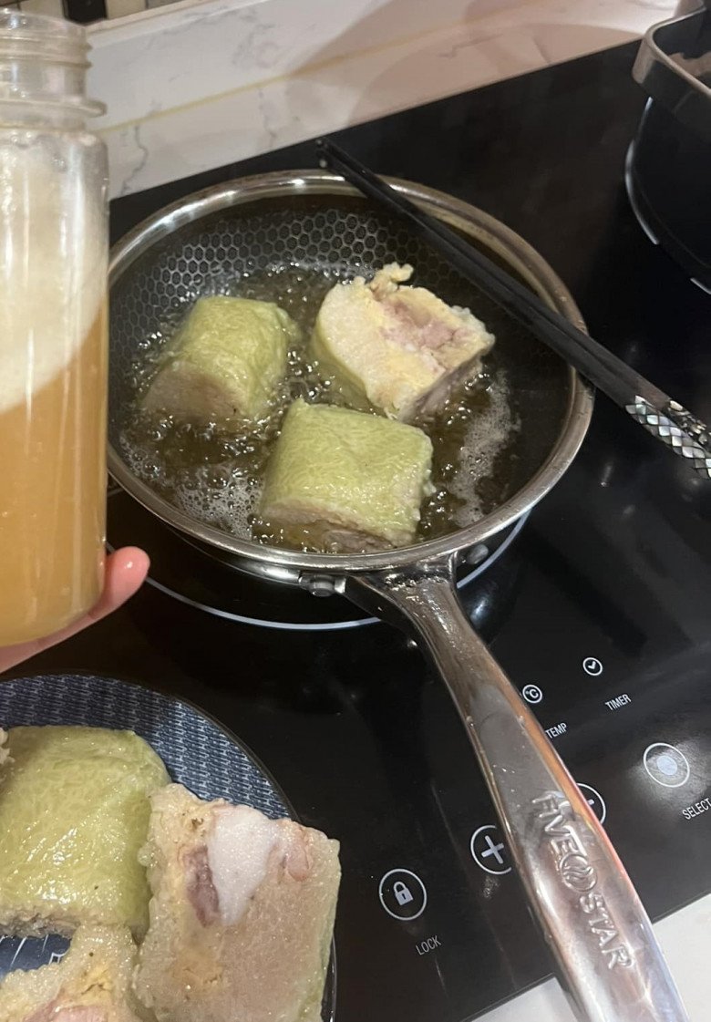 Mẹ ruột Xuân Bắc cùng con dâu quây quần gói bánh chưng ở quê, vợ chăm chia sẻ món ngon chuẩn vị Tết - 10