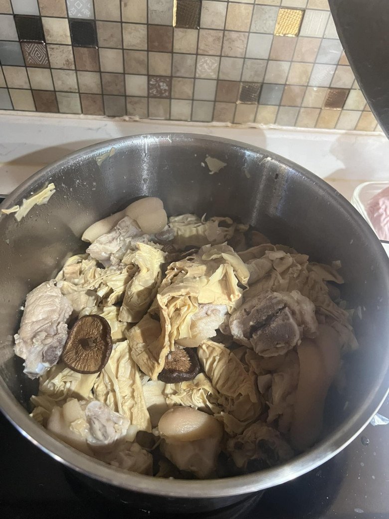 Mẹ ruột Xuân Bắc cùng con dâu quây quần gói bánh chưng ở quê, vợ chăm chia sẻ món ngon chuẩn vị Tết - 14