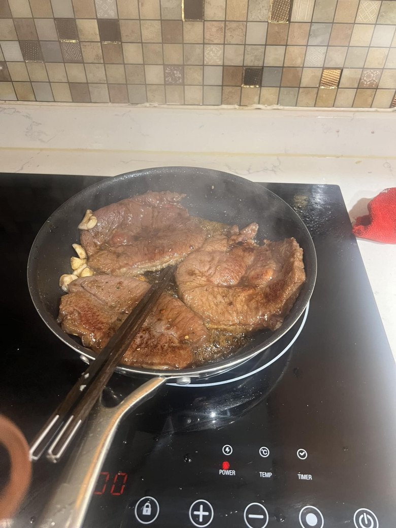 Mẹ ruột Xuân Bắc cùng con dâu quây quần gói bánh chưng ở quê, vợ chăm chia sẻ món ngon chuẩn vị Tết - 23