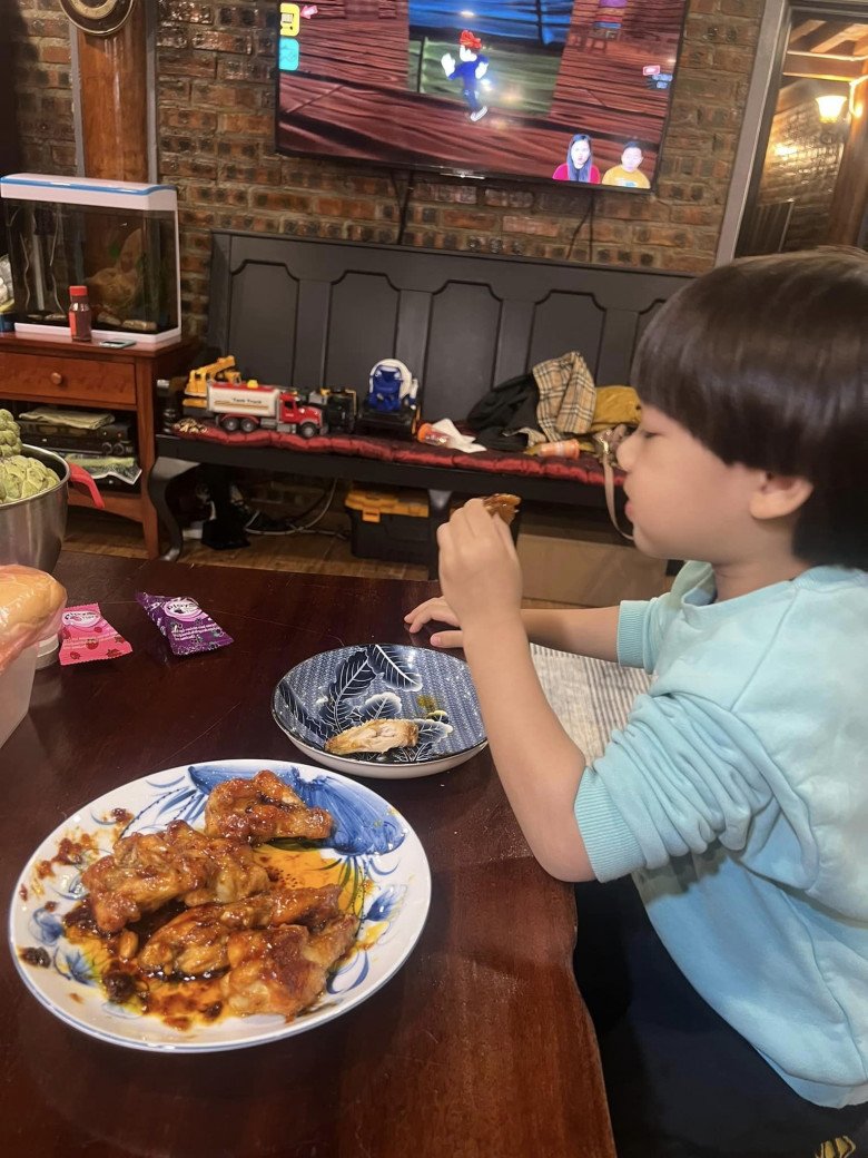 Mẹ ruột Xuân Bắc cùng con dâu quây quần gói bánh chưng ở quê, vợ chăm chia sẻ món ngon chuẩn vị Tết - 22