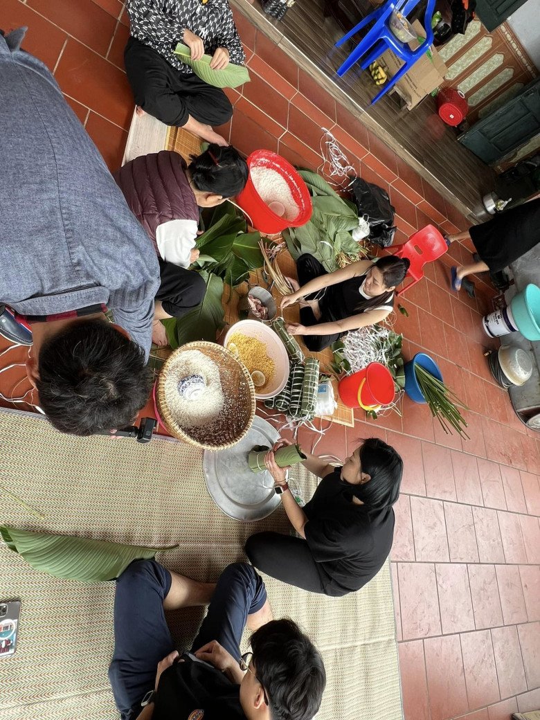 Mẹ ruột Xuân Bắc cùng con dâu quây quần gói bánh chưng ở quê, vợ chăm chia sẻ món ngon chuẩn vị Tết - 3